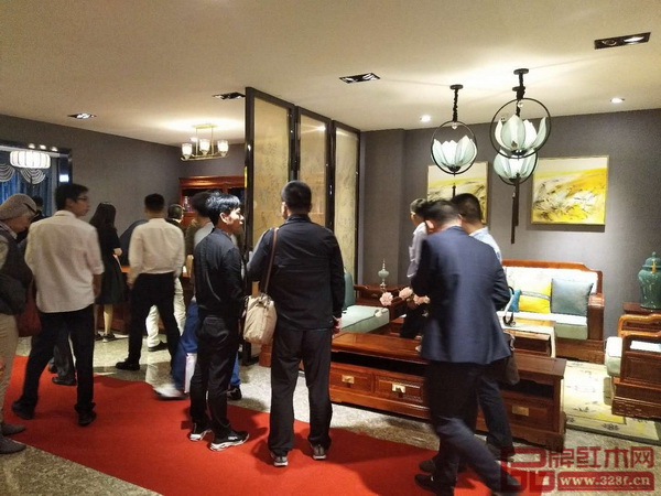 大东家红木安排所有经销商对大东家红木的展厅、工厂做一个全面的考察
