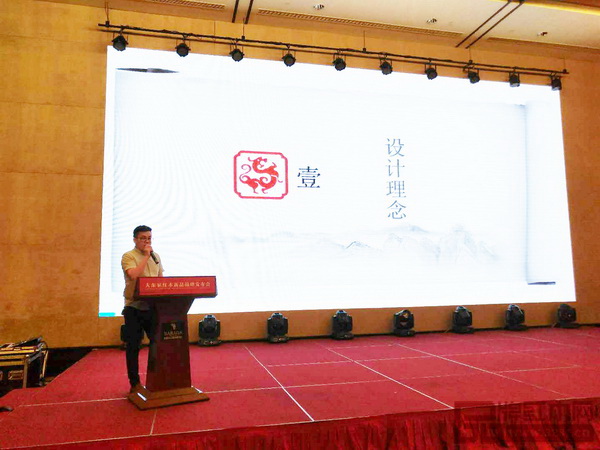 大东家红木首席设计师王琴童结合大东家红木新品设计理念、设计思路以及设计风格为现场经销商做细致的讲解