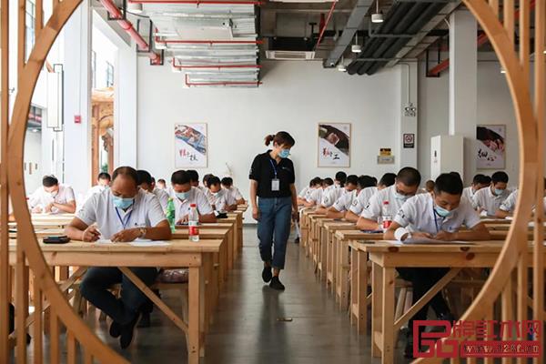 参赛选手在进行理论考试