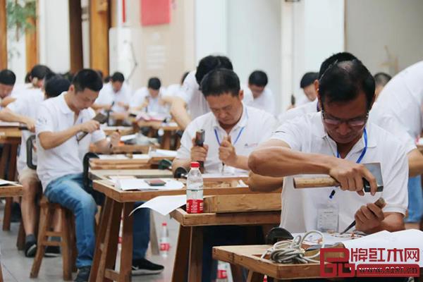 参赛选手进行技能竞赛